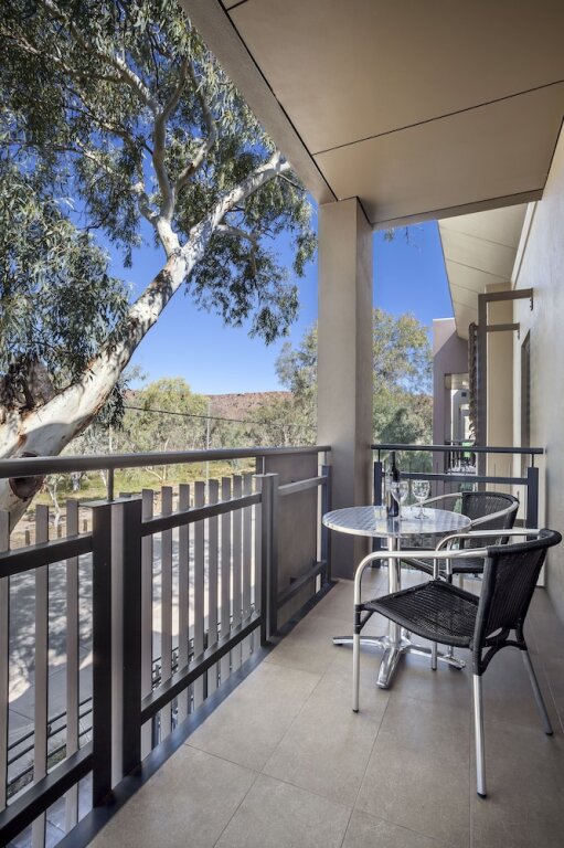 Апартаменты Executive с 2 комнатами с балконом Quest Alice Springs
