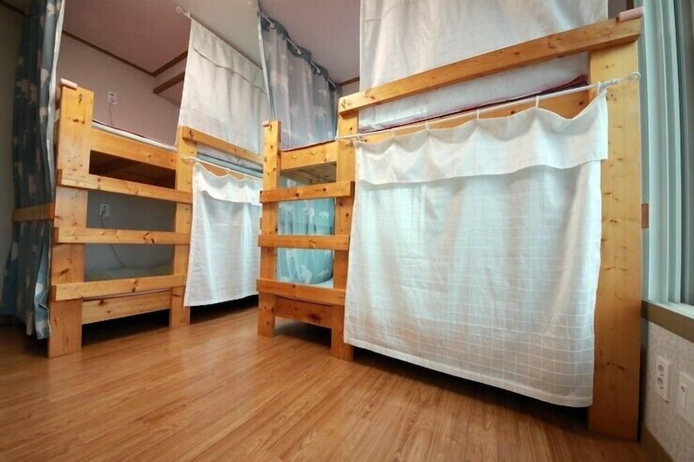 Кровать в общем номере (женский номер) Bangdigareum B&B