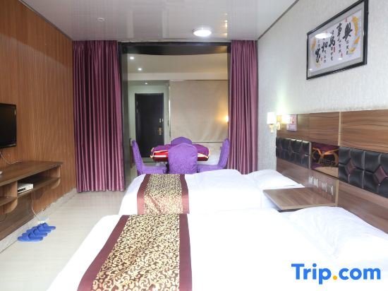 Кровать в общем номере Deli Business Hotel