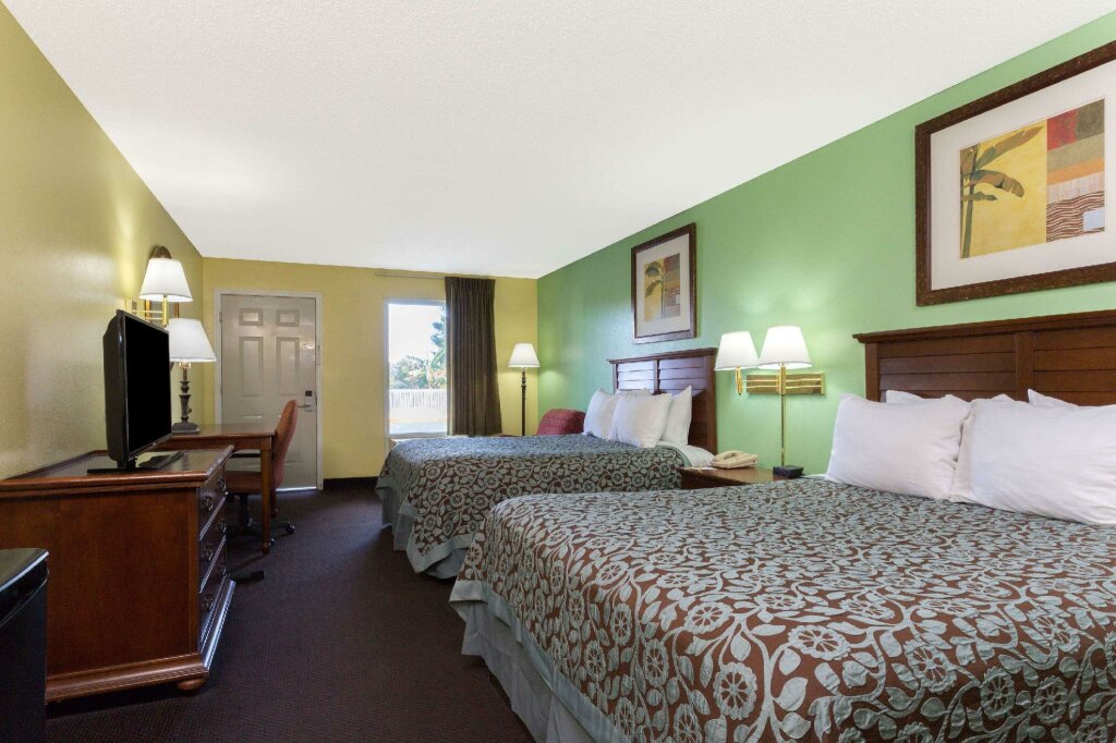 Четырёхместный номер Standard Days Inn by Wyndham Lamont/Monticello