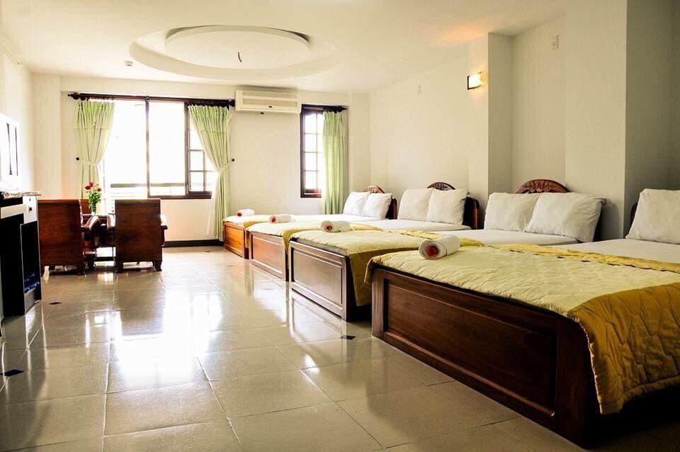 Кровать в общем номере Minh Cat Hotel