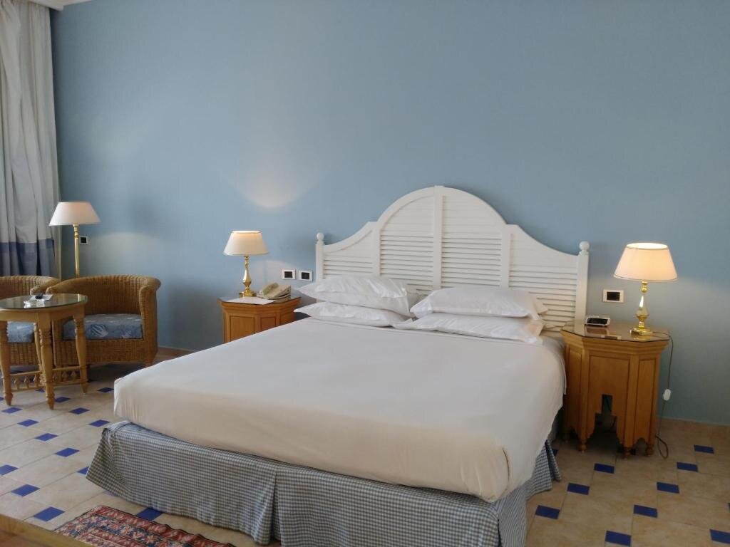 Двухместный люкс Diplomatic c 1 комнатой с балконом и с видом на море Sheraton Sharm Hotel, Resort, Villas & Spa