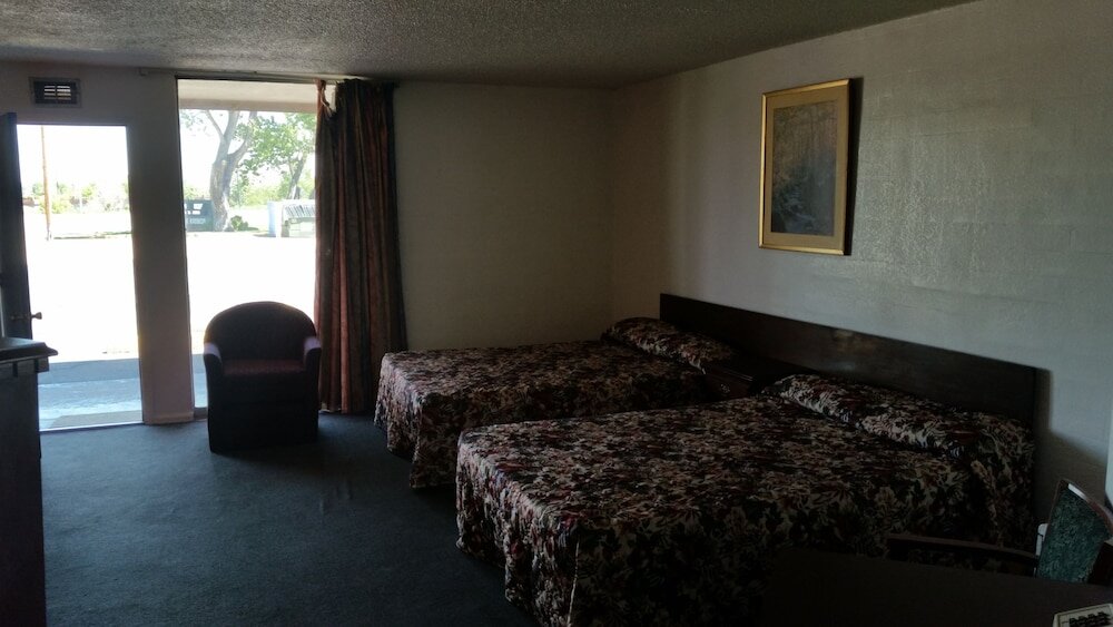 Standard Quadruple room Essex House Motel