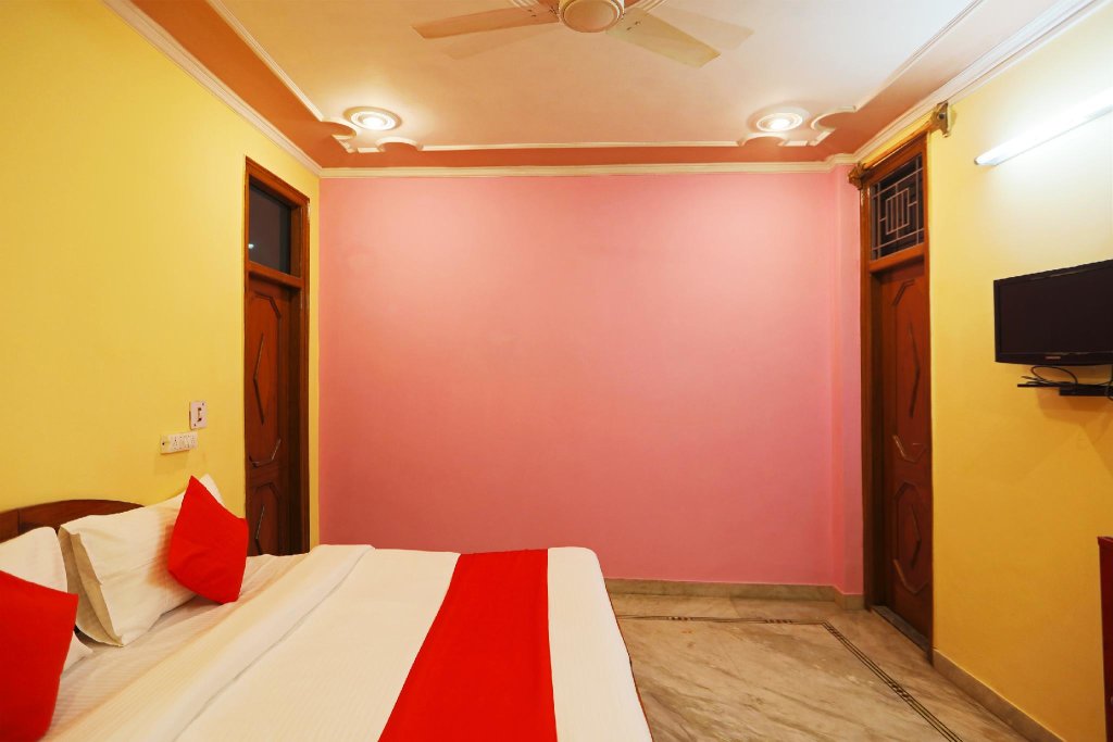 Standard room OYO Flagship 49985 Singh Hotel