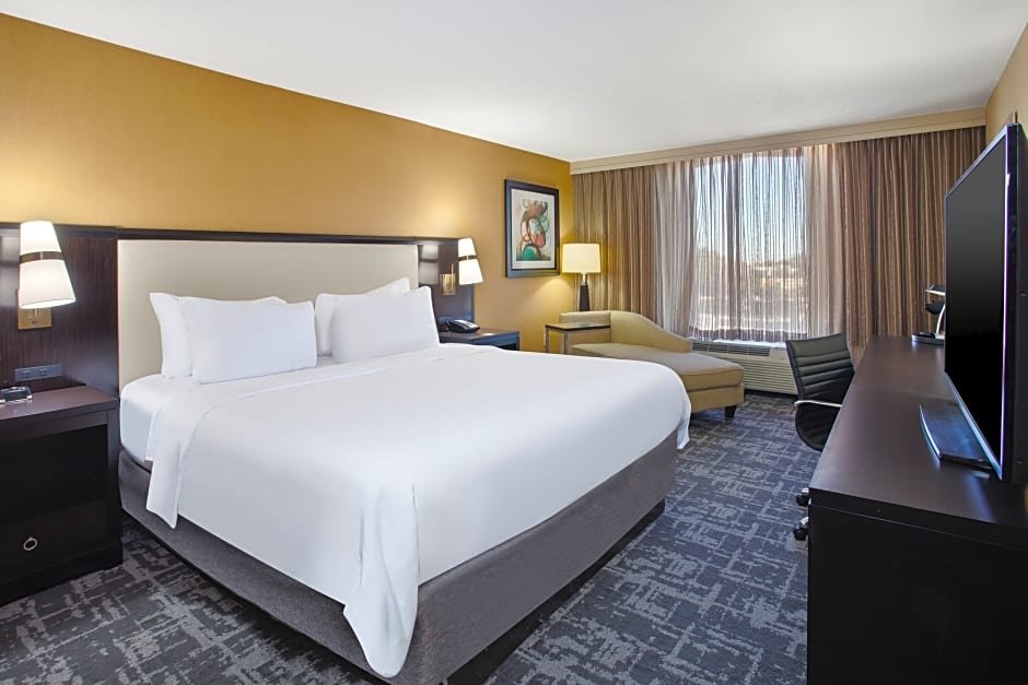 Люкс c 1 комнатой Crowne Plaza Hotel Greenville-I-385-Roper Mtn Rd, an IHG Hotel
