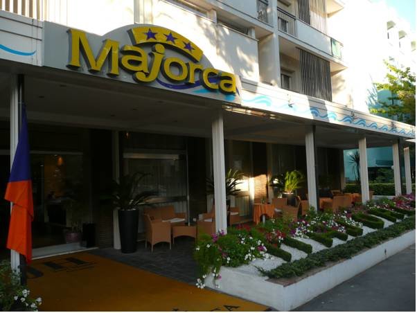 Кровать в общем номере Hotel Majorca sul Mare in centro a Riccione