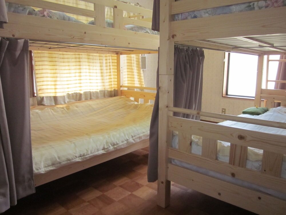 Кровать в общем номере (мужской номер) Enman Guest House Osaka