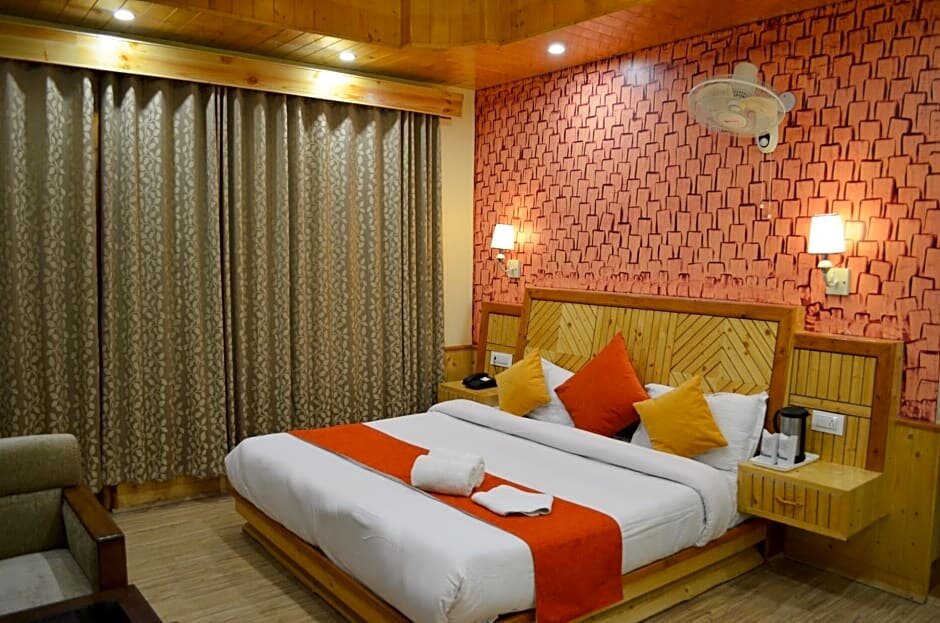 Standard Double room with balcony Gezellig Inn - Tree Hill Cottages & Kanyal Villas