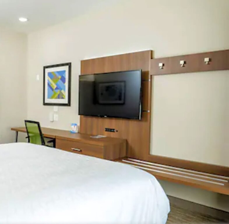 Люкс Holiday Inn Express & Suites - Lake Forest, an IHG Hotel