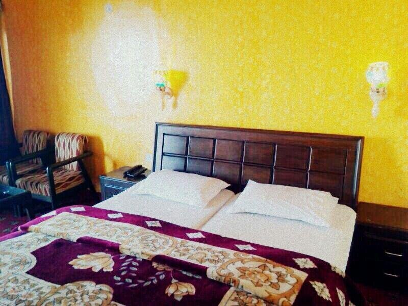 Deluxe room Bombay Palace Mall Road Dalhousie