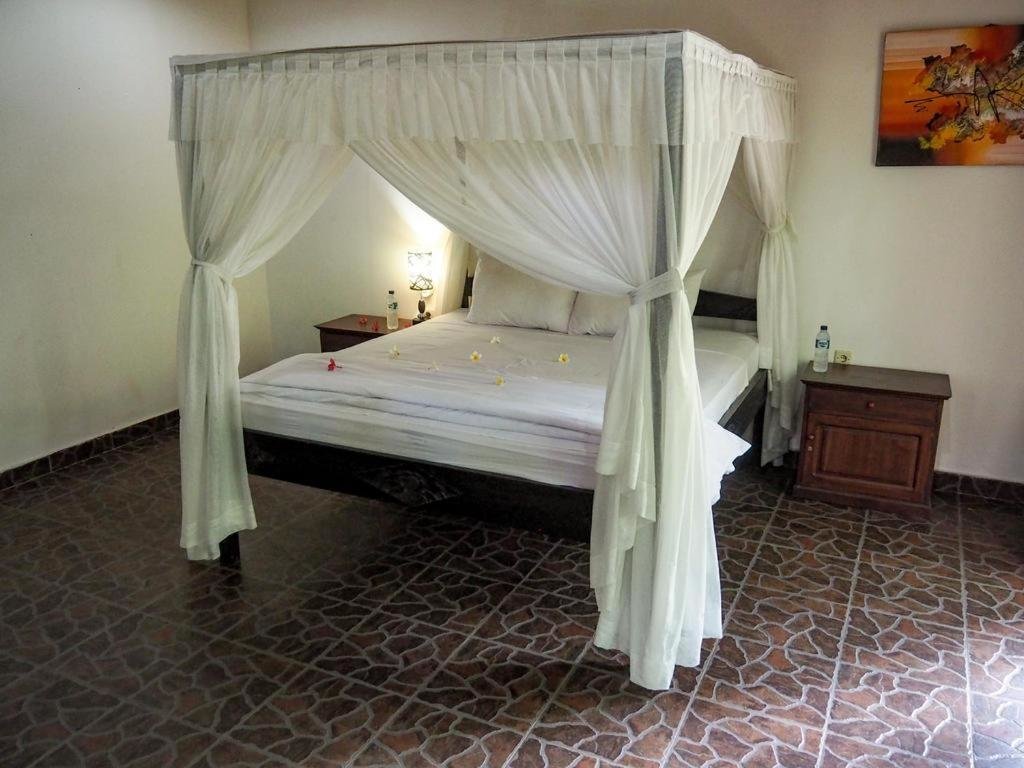 Кровать в общем номере Scuba Tribe Bali