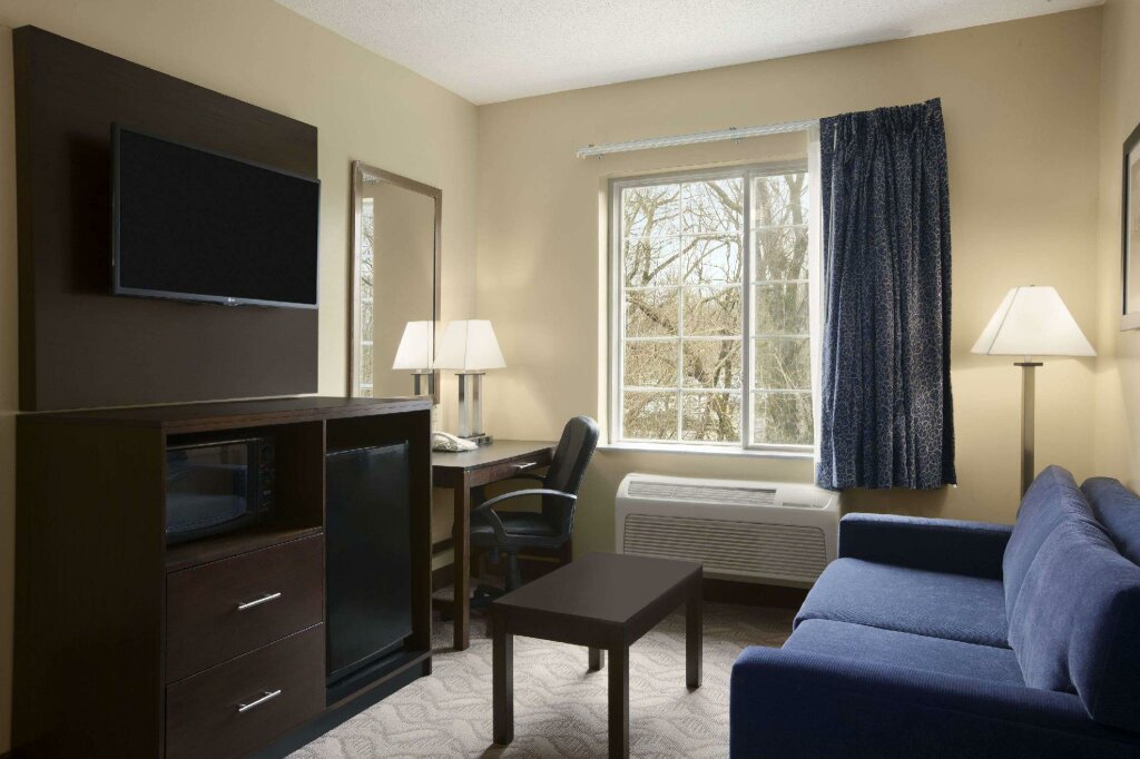 Двухместный люкс c 1 комнатой Days Inn & Suites by Wyndham Cherry Hill - Philadelphia