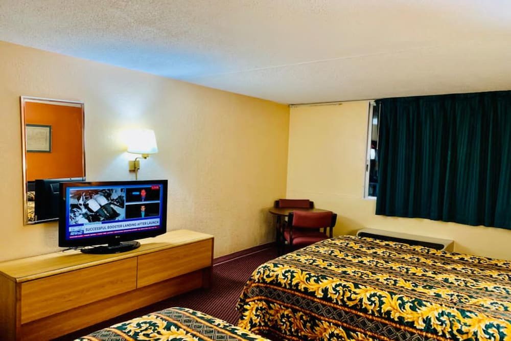 Четырёхместный номер Standard Red Carpet Inn & Suites Lima