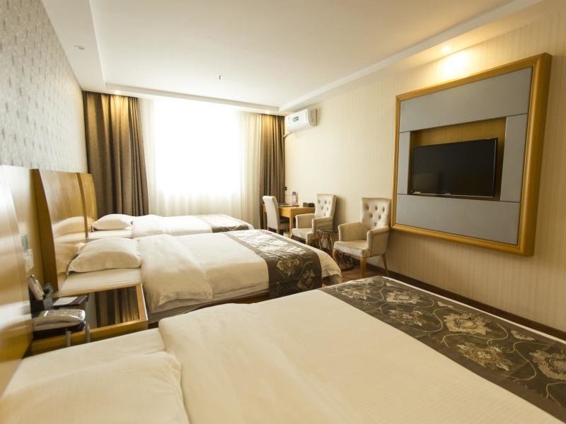 Standard Triple room GreenTree Inn Zhuhai Light Rail Pearl Station Express Hotel