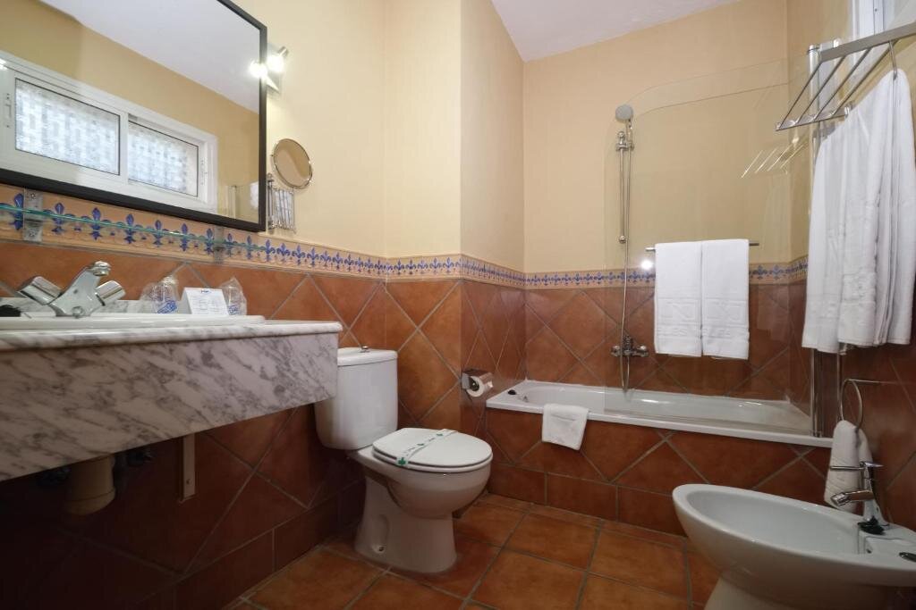 Четырёхместный номер Standard с 2 комнатами Hotel Sierra de Cazorla & SPA 3*