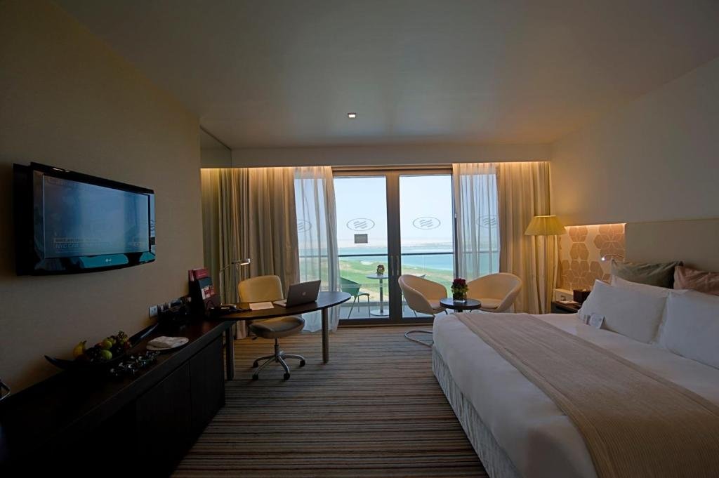 Двухместный номер Standard с видом на море Crowne Plaza Yas Island, an IHG Hotel
