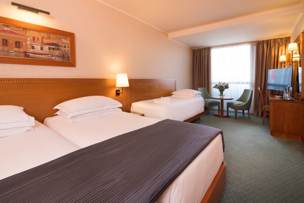 Standard Triple room with city view President Hotel