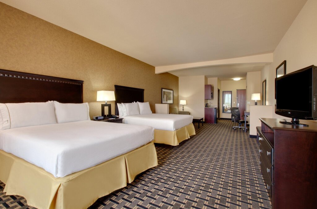 Люкс Holiday Inn Express Hotel & Suites Ennis, an IHG Hotel