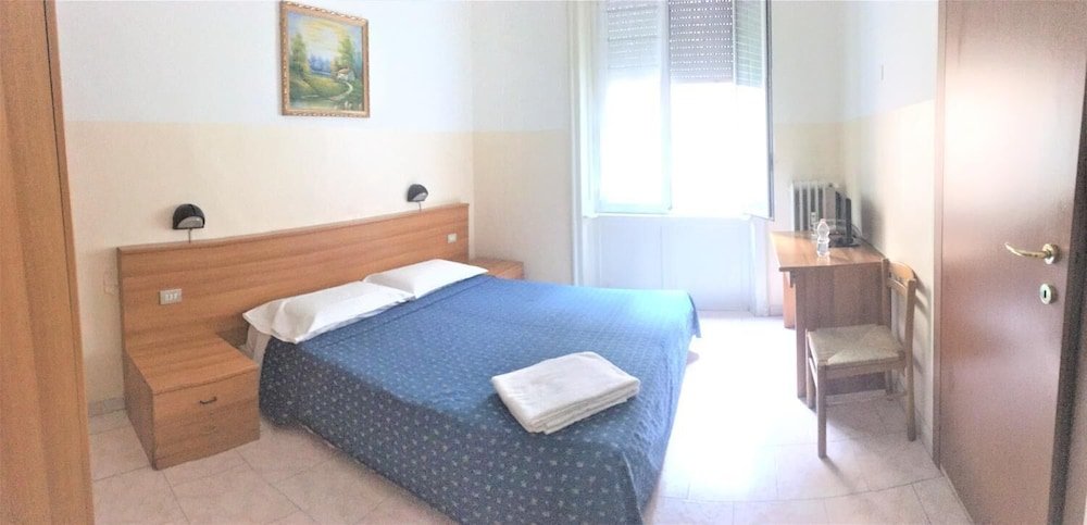 Кровать в общем номере San Tomaso