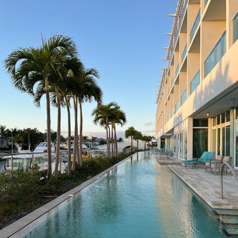 Номер Standard с балконом и с видом на залив Hilton at Resorts World Bimini