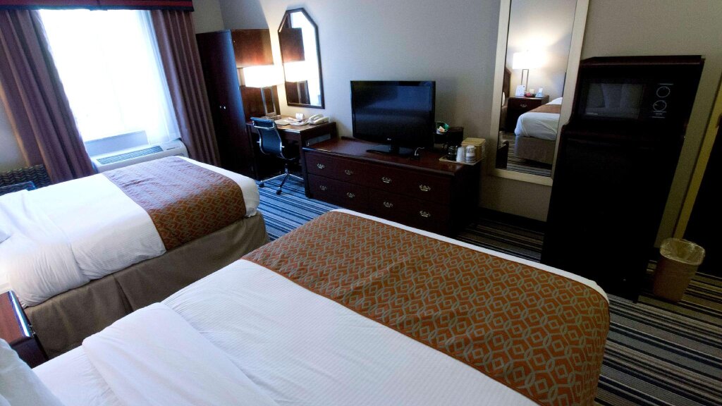 Standard Quadruple room Harrisburg Inn & Suites