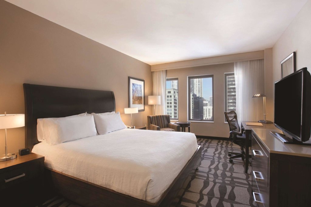 Двухместный номер with Roll In Shower Mobility Accessible Hilton Garden Inn Chicago Downtown/Magnificent Mile