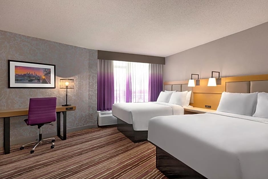 Четырёхместный люкс c 1 комнатой с видом на город Holiday Inn Philadelphia Arpt-Stadium Area, an IHG Hotel