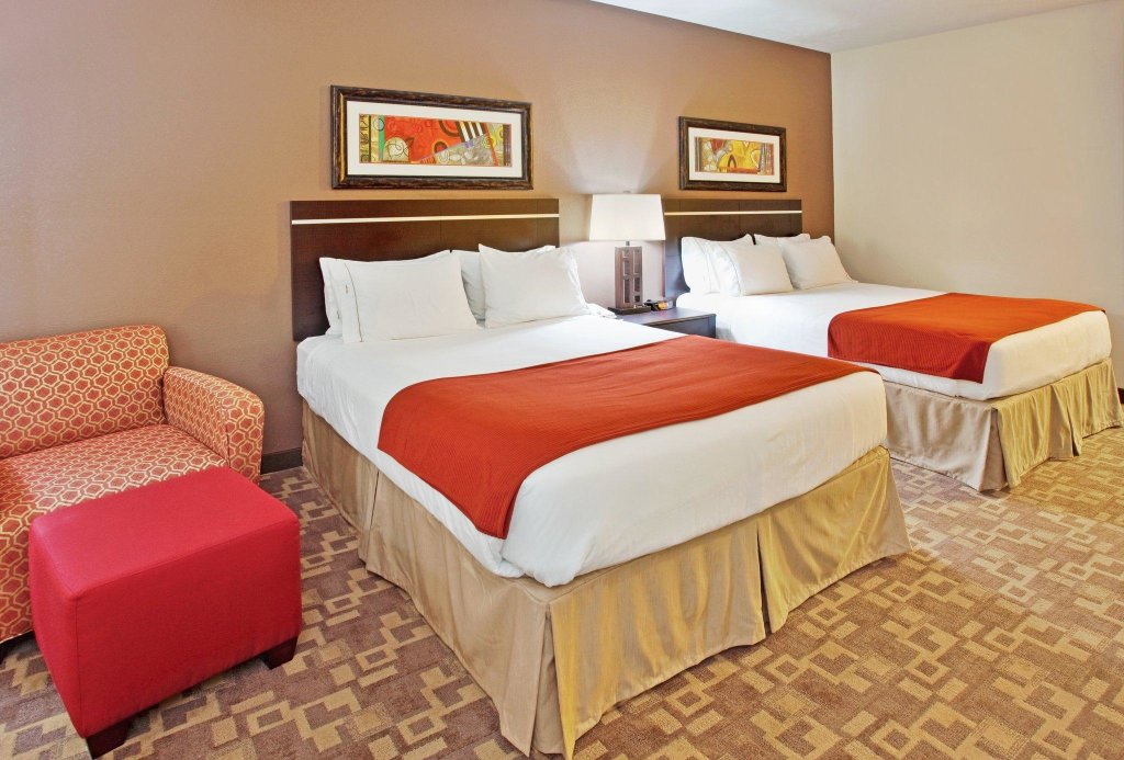 Четырёхместный номер Standard Holiday Inn Express & Suites - Lincoln Downtown , an IHG Hotel
