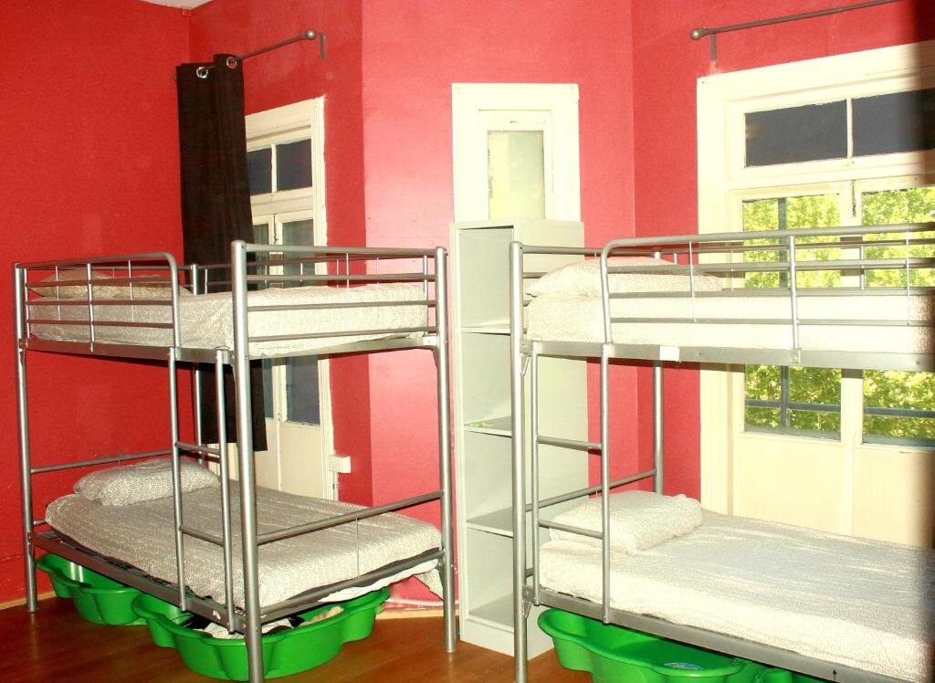 Кровать в общем номере The Hive Hostel - Traveler Friendly, Passport Only