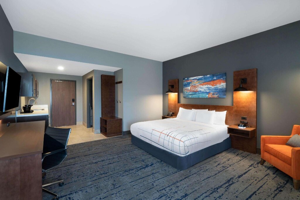 Номер Superior La Quinta Inn & Suites by Wyndham Louisville NE/Old Henry Rd