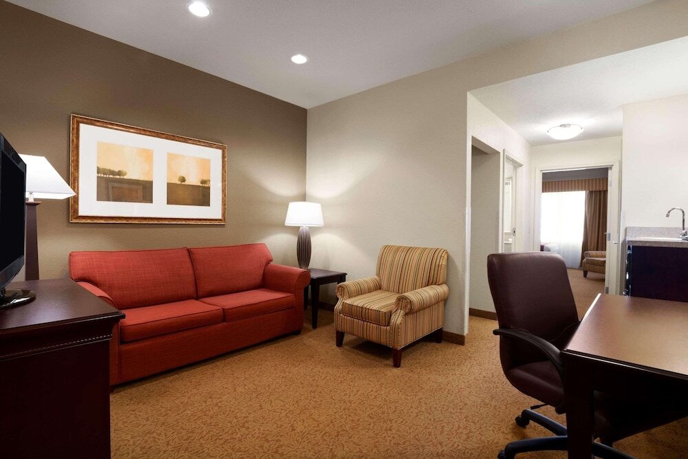 Люкс c 1 комнатой Country Inn & Suites by Radisson, Oklahoma City - Quail Springs, OK