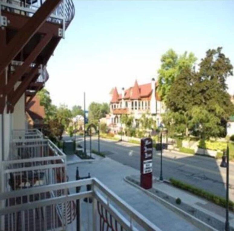 Четырёхместный номер Standard с балконом и с видом на город Marv Herzog Hotel