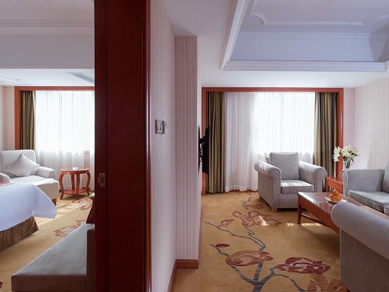 Suite Business Vienna International Hotel Shenzhen Bantian Huancheng Nan Road