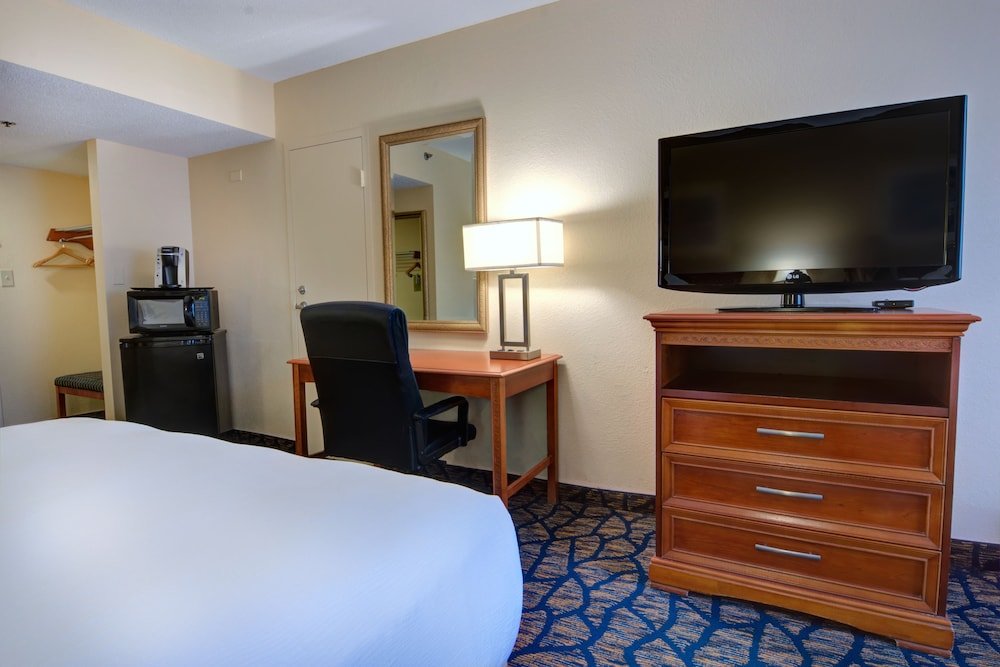 Четырёхместный номер Premium Holiday Inn Gainesville-University Center, an IHG Hotel