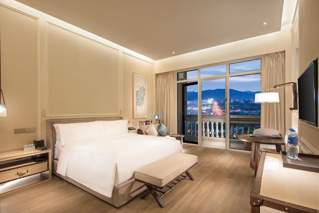 Executive room Hilton Dalian Golden Pebble Beach Resort