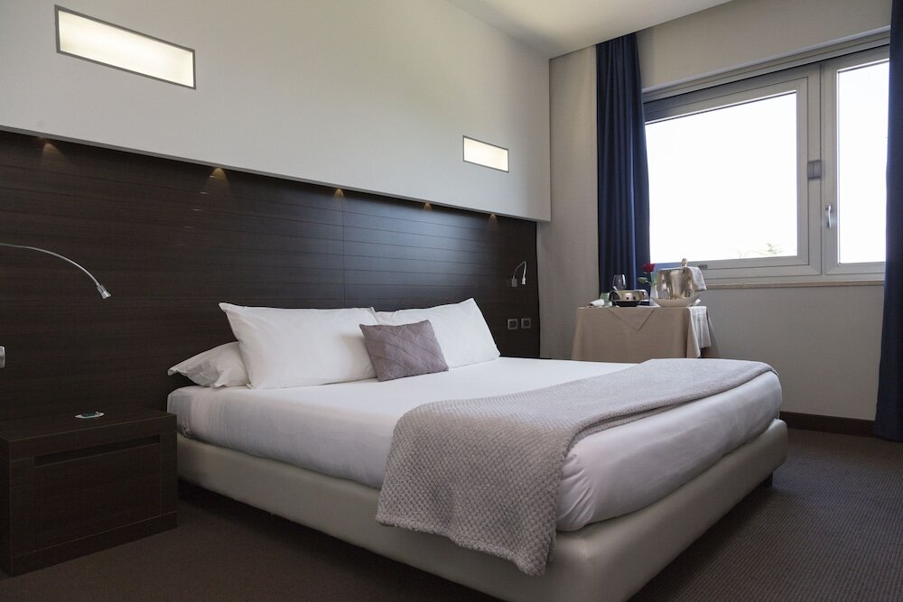 Standard Doppel Zimmer iH Hotels Pomezia Selene