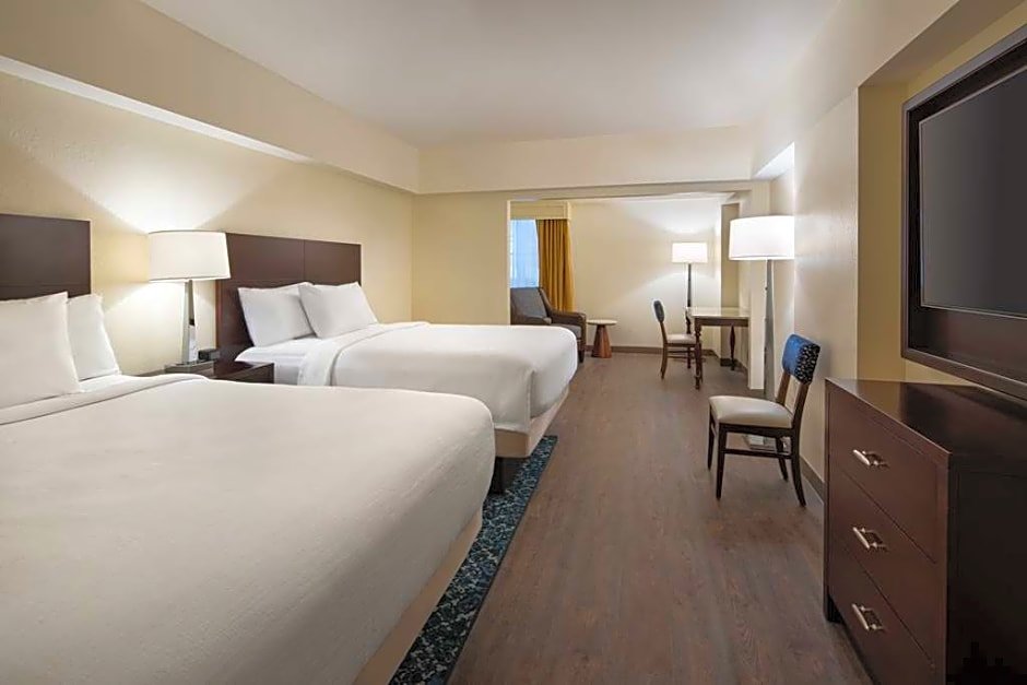 Четырёхместный люкс с 2 комнатами Embassy Suites by Hilton New Orleans Convention Center