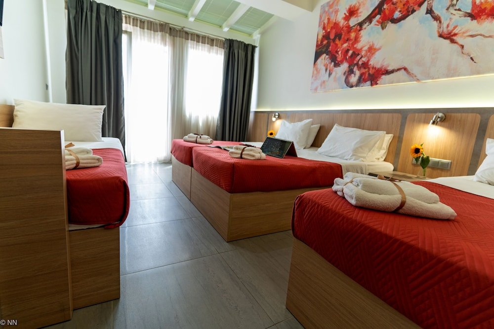 Standard Vierer Zimmer mit Balkon Dafni Plus Hotel