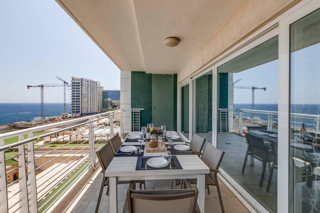 Apartment PRIME AREA Seafront 3Bed Sliema with pool FL502