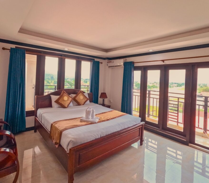 Deluxe Doppel Zimmer mit Balkon und mit Bergblick Consiana Vang Vieng Hotel