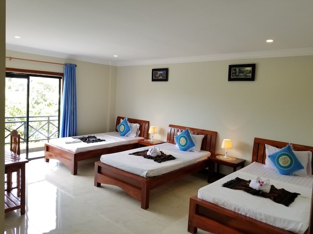 Standard Triple room with balcony Blue Diamond Hostel