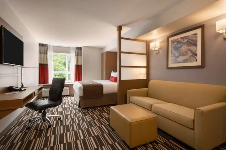 Двухместный люкс Microtel Inn & Suites by Wyndham Oyster Bay Ladysmith