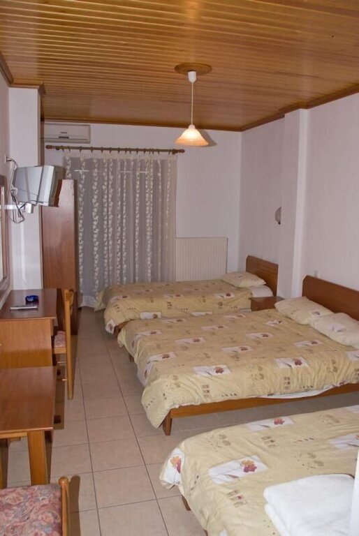 Standard Triple room with balcony and with view Guesthouse Arsenis
