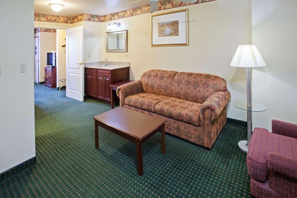 Люкс Country Inn & Suites by Radisson, Elkhart North, IN