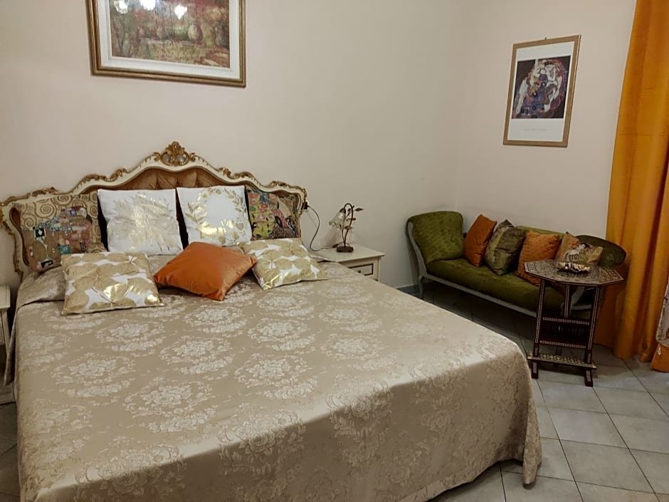 Standard Double room with balcony Sanremo Inn