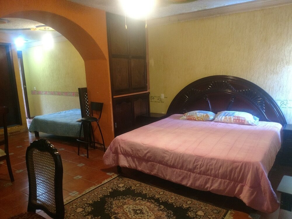 Standard Quadruple room with balcony Hotel la Quinta de los Leones