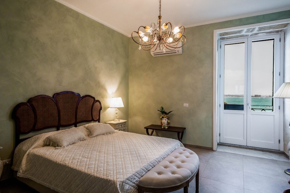 Апартаменты Deluxe Dimora di Ulisse Sea View Holiday Apartment
