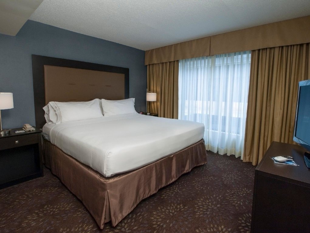 Люкс Holiday Inn Express & Suites Buffalo Airport, an IHG Hotel