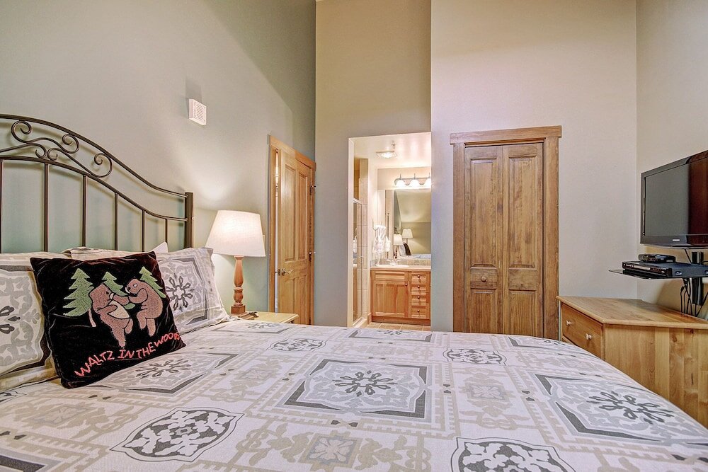 Standard Zimmer 3 Zimmer mit Balkon 2296 Red Hawk Lodge 2 Bedroom Condo by RedAwning