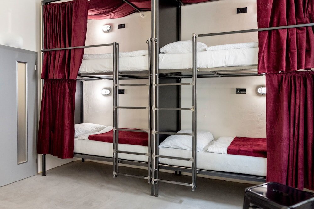 Кровать в общем номере с видом на город Wake Up Wellness Hostel